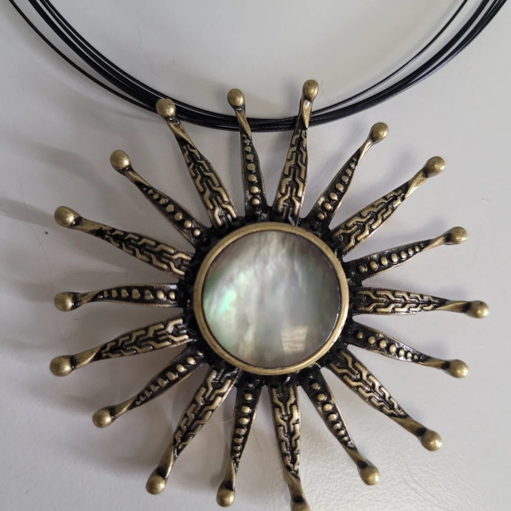 Beautiful Gold Toned Sunbust‎ Necklace